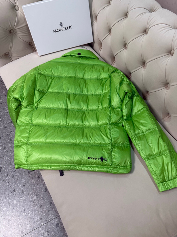 کاپشن برند Moncler