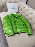 کاپشن برند Moncler