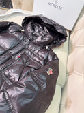 کاپشن برند Moncler
