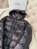 کاپشن برند Moncler