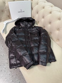 کاپشن برند Moncler
