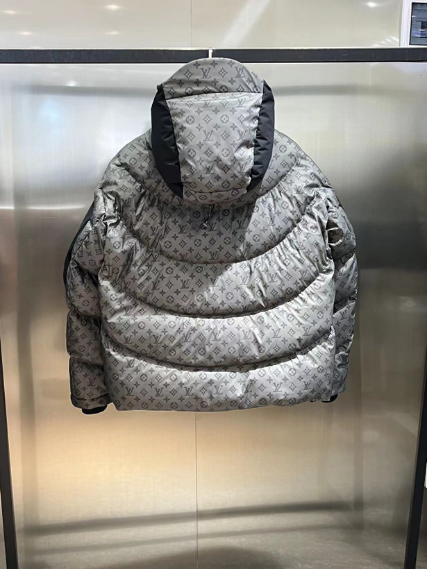 کاپشن برند Louis Vuitton
