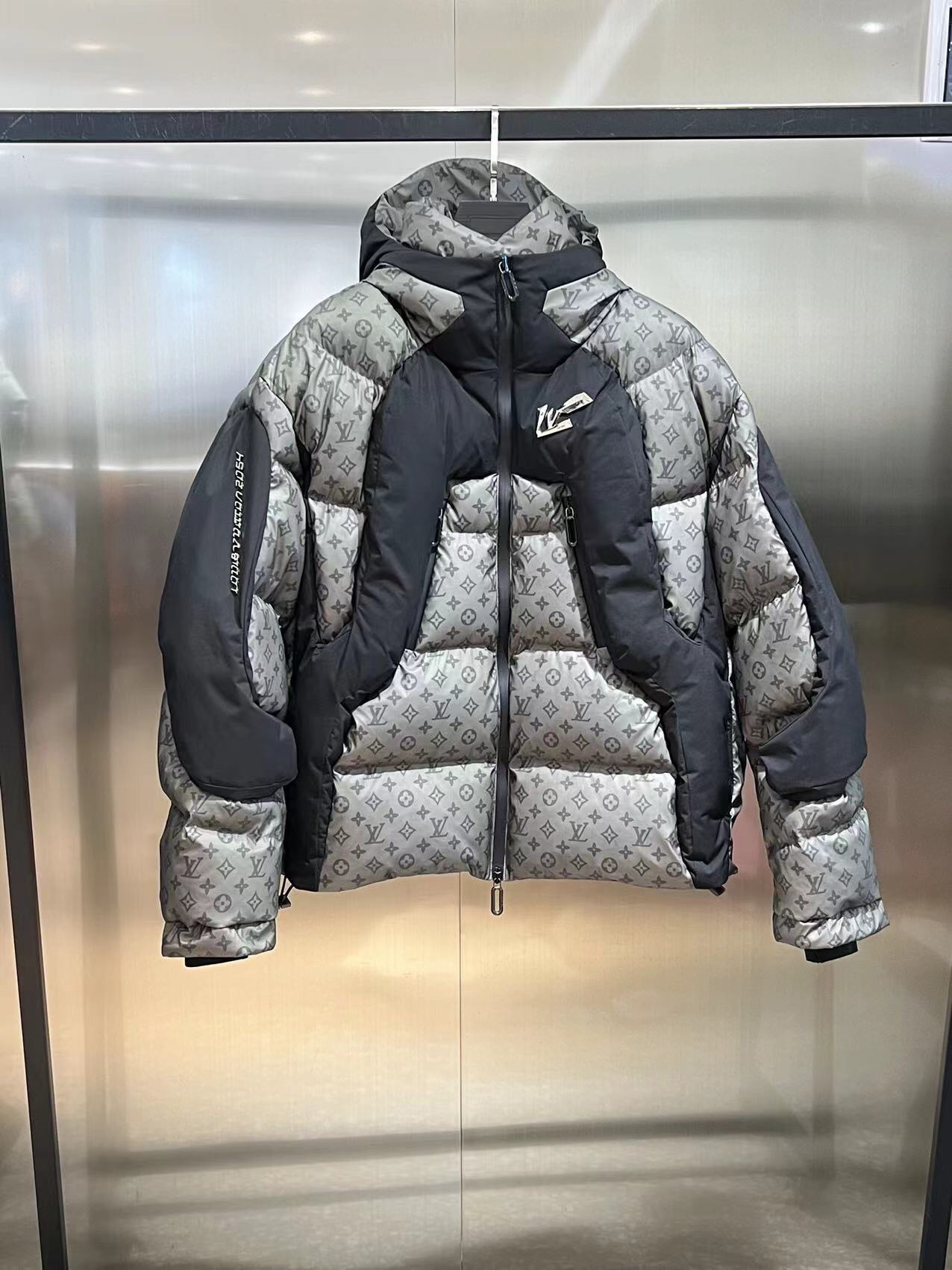 کاپشن برند Louis Vuitton