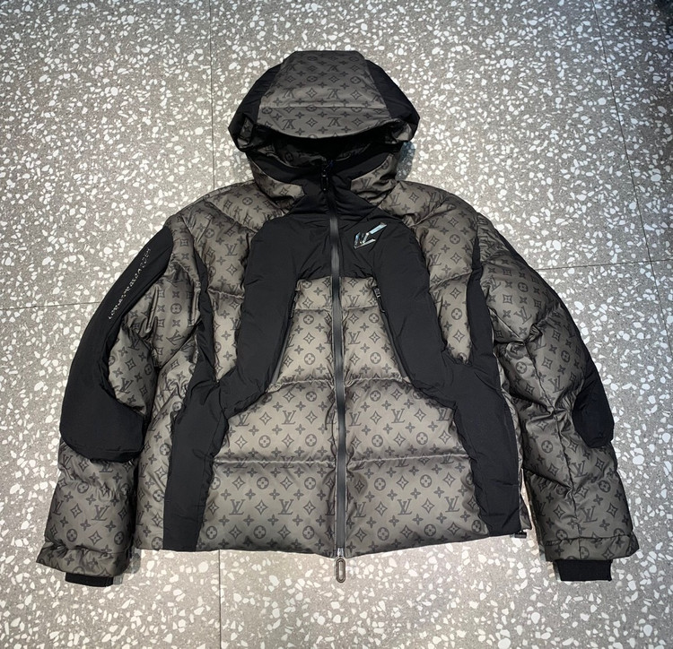 کاپشن برند Louis Vuitton