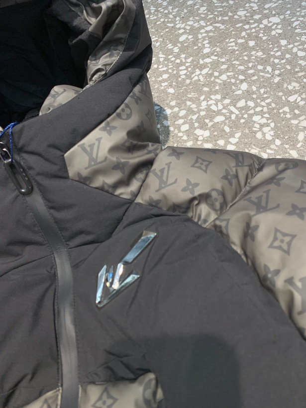 کاپشن برند Louis Vuitton