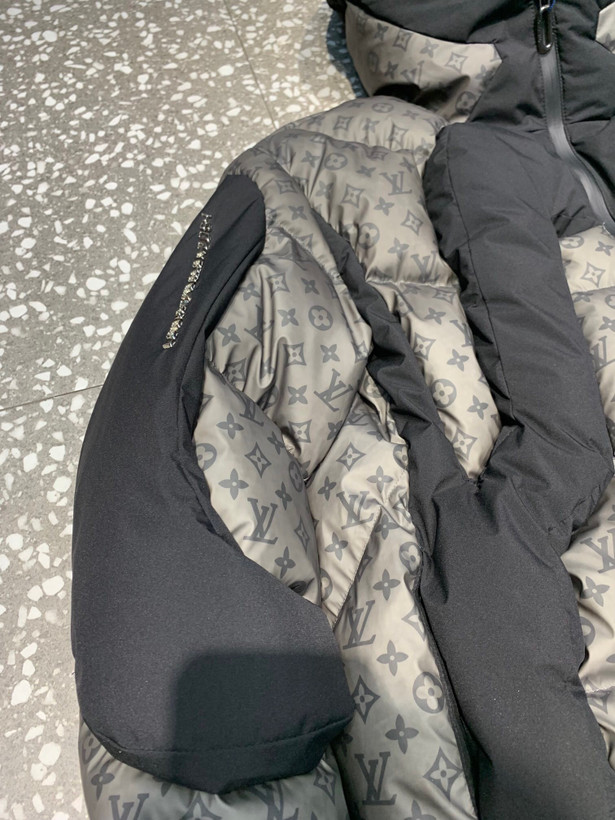 کاپشن برند Louis Vuitton