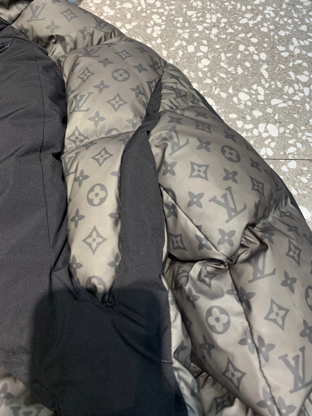 کاپشن برند Louis Vuitton