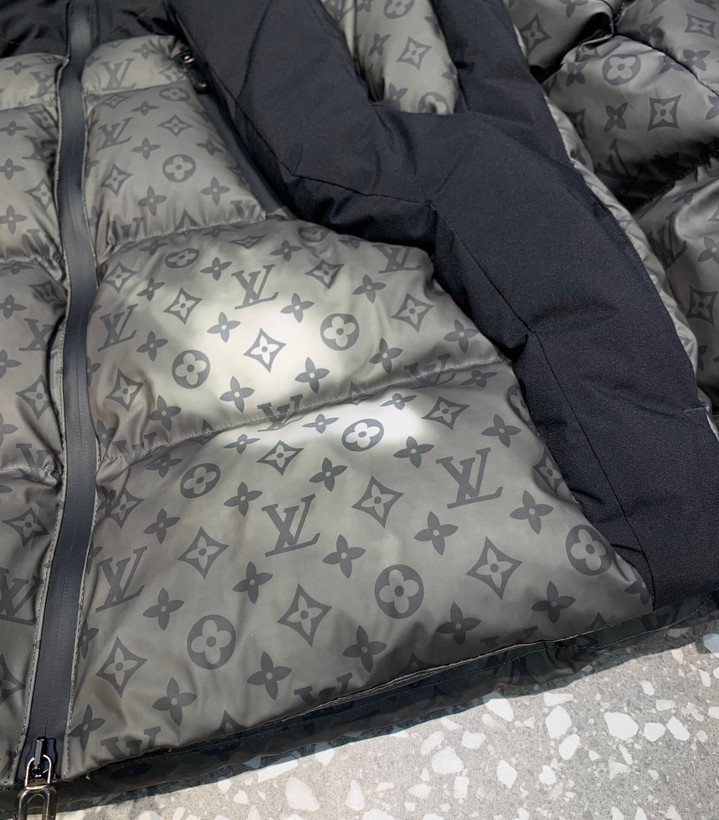 کاپشن برند Louis Vuitton